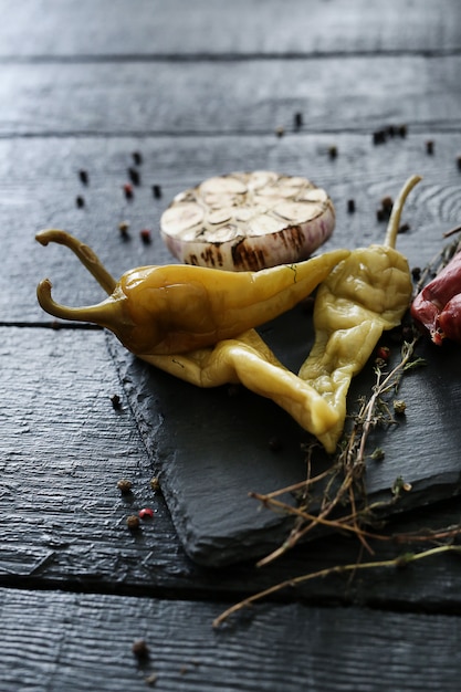 Foto gratuita tabla de cortar con pimientos