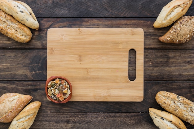 Tabla de cortar con plato de aperitivos y pan