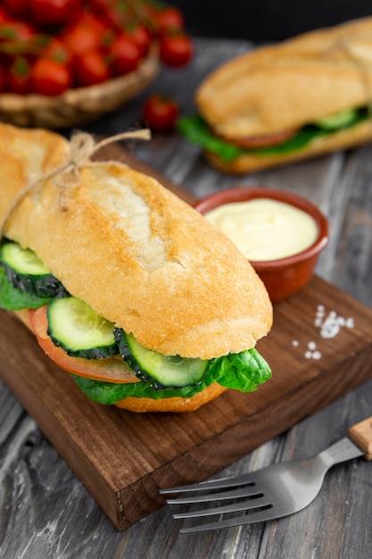 Tabla de cortar con sandwich y mayonesa