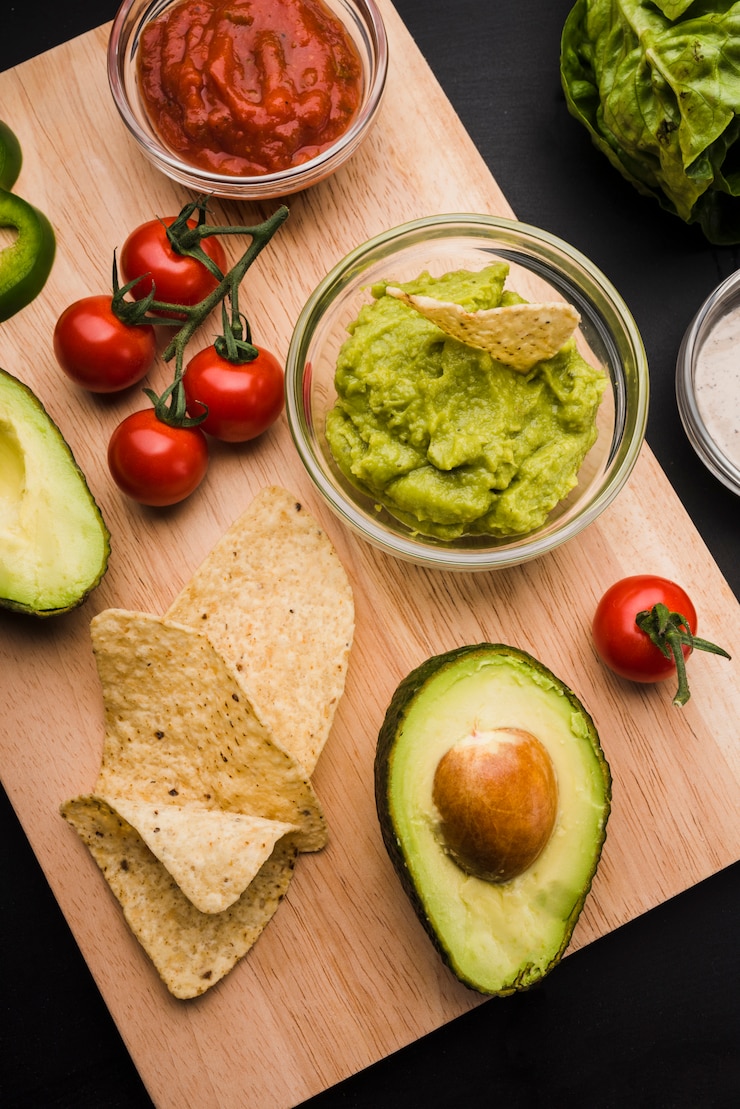 Foto gratuito tabla de cortar con verduras y salsas.