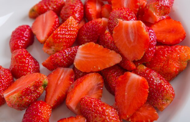 Tabla con fresas cortadas