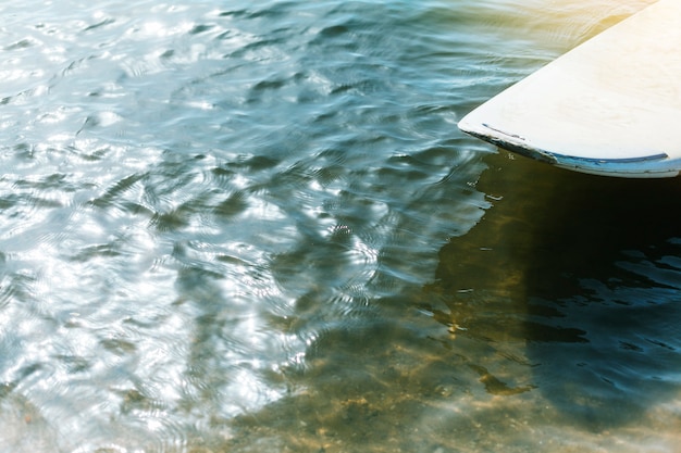 Tabla de kitesurf en el agua