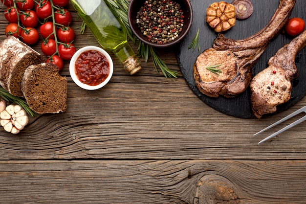 Tabla de madera con carne cocida con espacio de copia