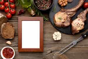 Foto gratuita tabla de madera con carne cocida y marco