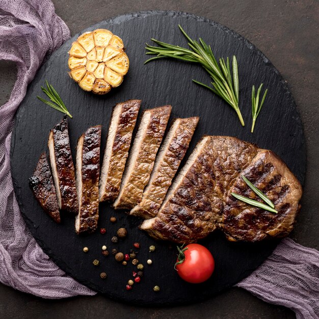 Tabla de madera con carne cocida