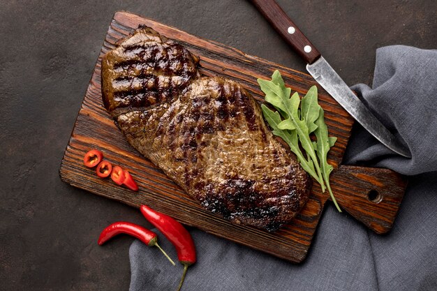 Tabla de madera con carne a la parrilla