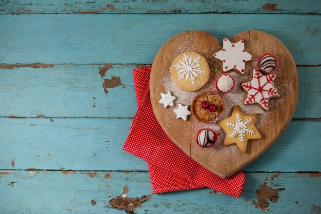 Foto gratuita tabla de madera de cortar con galletas encima