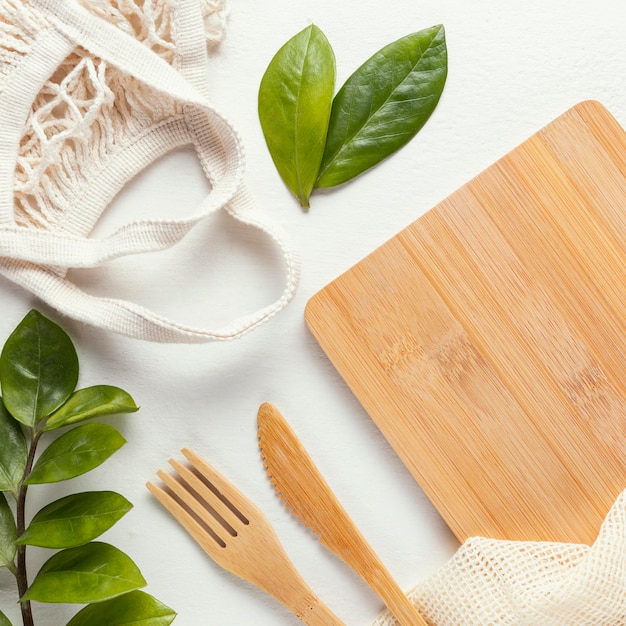 Foto gratuita tabla de madera con cubiertos