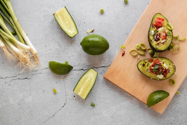 Foto gratuita tabla de madera con ensalada de aguacate