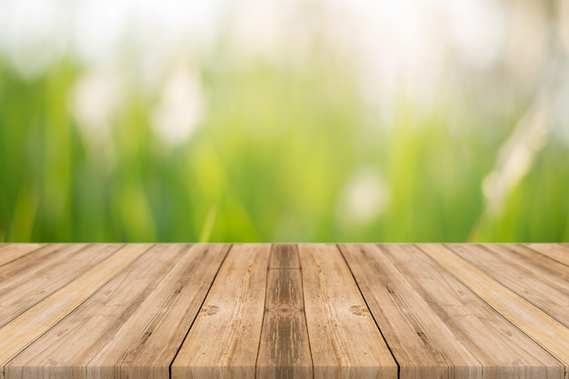 Tabla de madera con fondo de naturaleza desenfocada