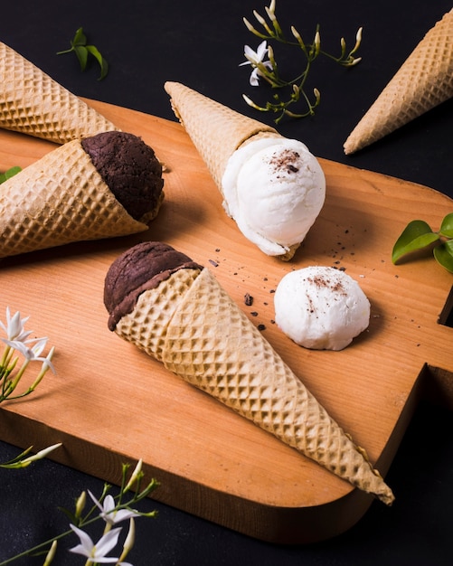 Tabla de madera con helado en cono