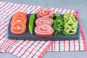 Foto gratuita tabla de madera llena de deliciosos bocadillos.