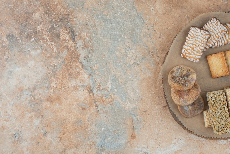 Foto gratuito una tabla de madera llena de galletas dulces y galletas de maní