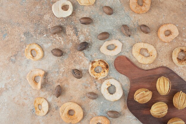 Una tabla de madera llena de galletas dulces y una taza de té de hierbas.