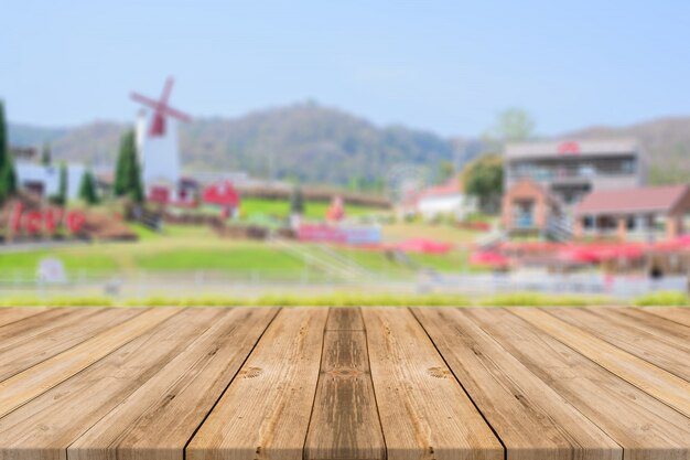 Tabla de madera con un pueblo desenfocado de fondo