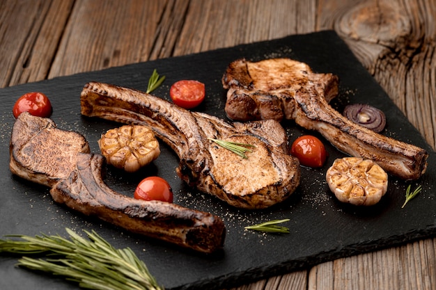 Foto gratuita tabla de madera con sabrosa carne cocida