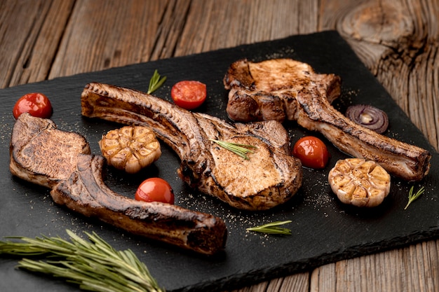 Tabla de madera con sabrosa carne cocida