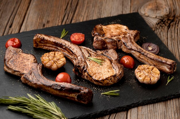 Tabla de madera con sabrosa carne cocida