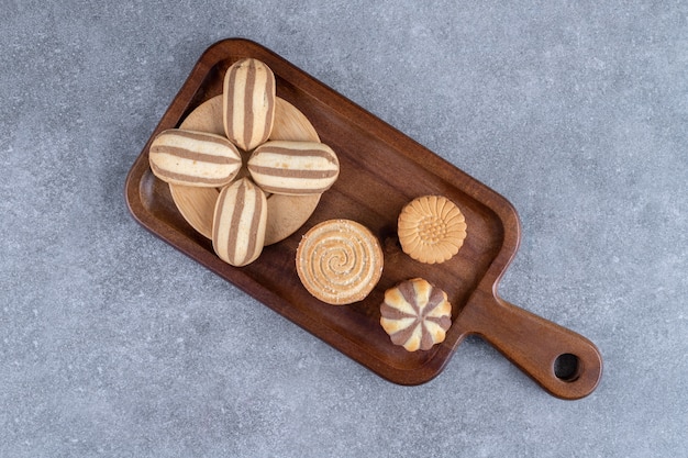 Foto gratuita una tabla de madera con una variedad de galletas agrupadas.