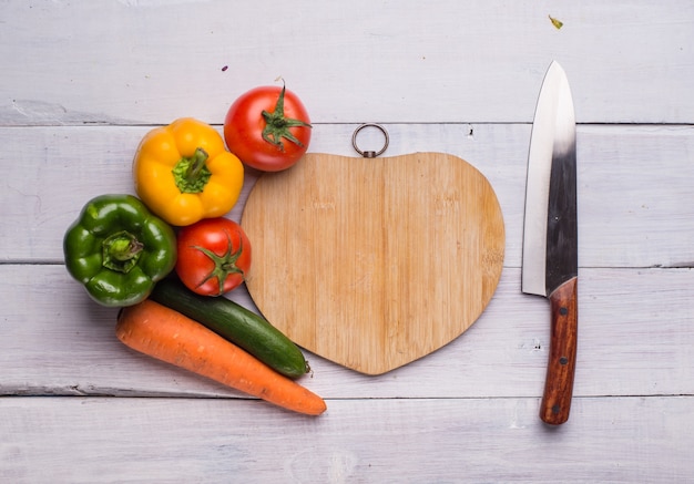 Tabla de picar con forma de corazón con comida