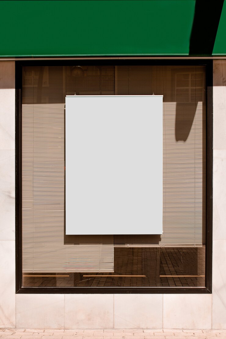 Foto gratuito tabla publicitaria en blanco rectangular en una ventana de vidrio con persianas