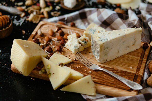 Tabla de quesos. Delicioso queso azul en el tablero. Queso azul Gorgonzola con nueces