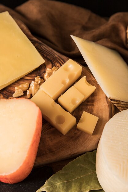 Tabla de quesos con diferentes quesos y nueces.