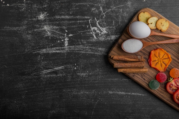 Foto gratuita tabla de refrigerios con galletas y verduras.