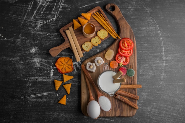 Tabla de refrigerios con papas fritas, galletas saladas y pasteles