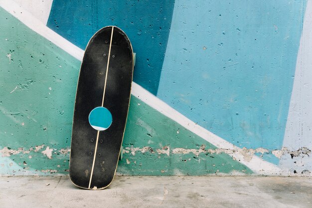 Tabla de skate apoyada contra pared