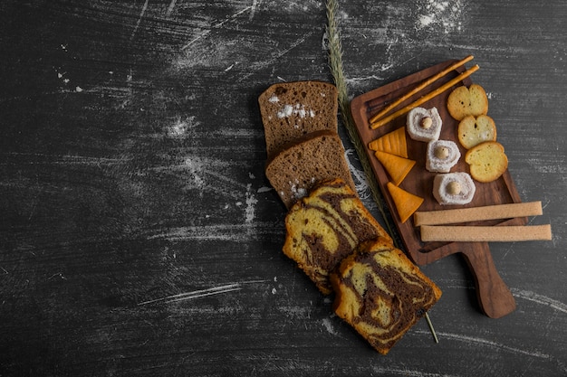 Tabla de snack y pastelería con tarta en rodajas