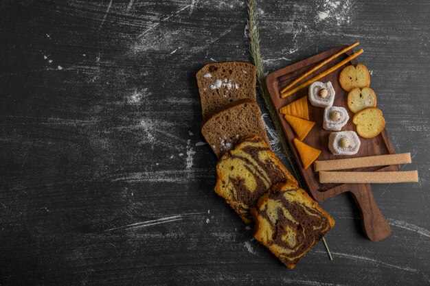 Tabla de snack y pastelería con tarta en rodajas