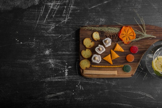 Tabla de snack y pastelería con varios ingredientes.