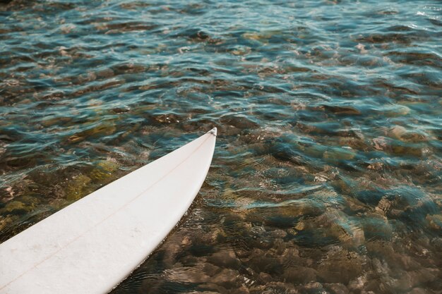 Tabla de surf blanca sobre el agua