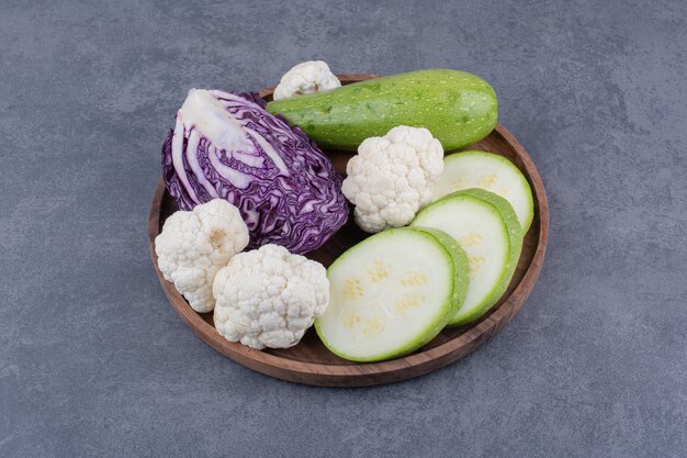 Tabla de verduras con productos picados y en rodajas