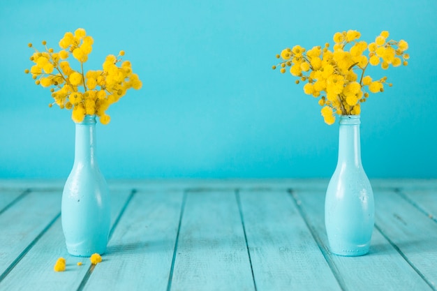 Tablas azules con dos jarrones decorativos