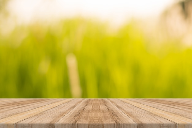 Tablas con fondo desenfocado