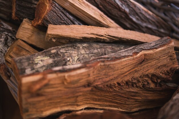 Tablas de madera para la chimenea