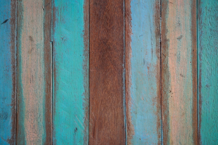 Foto gratuito tablas de madera de colores pero con la pintura estropeada