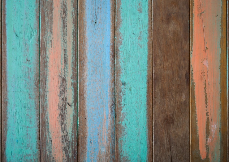 Foto gratuito tablas de madera de colores pero con la pintura estropeada