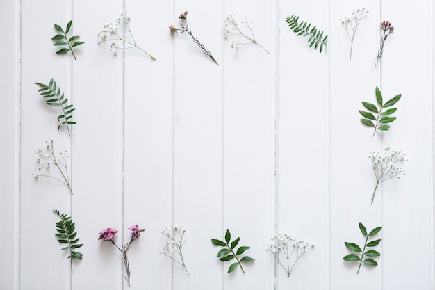 Tablas de madera con flores decorativas formando un marco