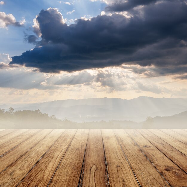 Tablas de madera con nubes encima