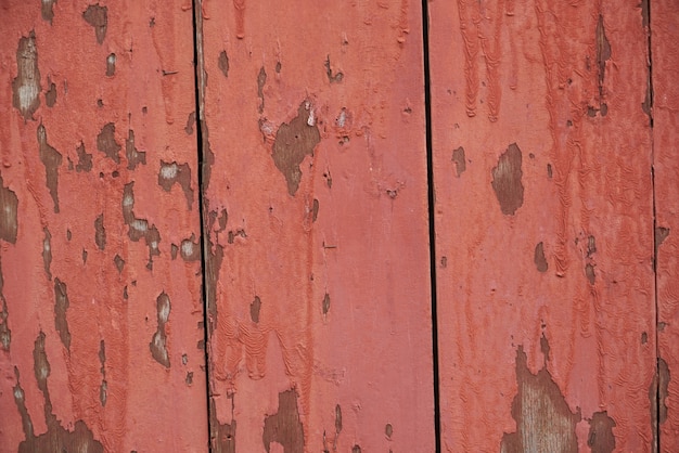 Tablas de madera con pintura roja