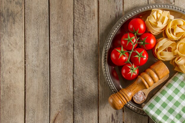 Tablas de madera con productos sabrosos