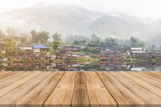 Tablas de madera con un pueblo