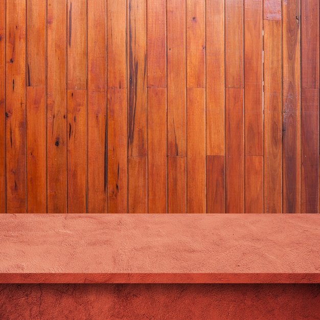 Tablas de madera con tonos rojizos