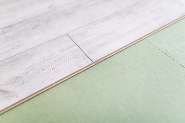 Tablas de suelo laminado brillante en gris