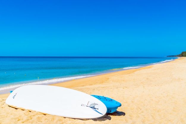 Foto gratuita tablas de surf sobre la arena