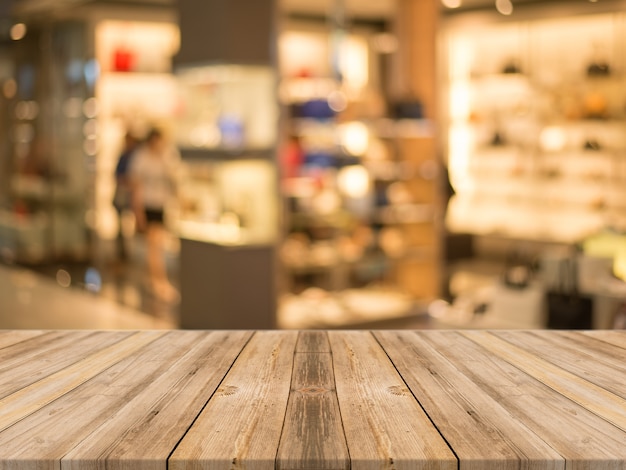 Tablas con tienda borrosa de fondo