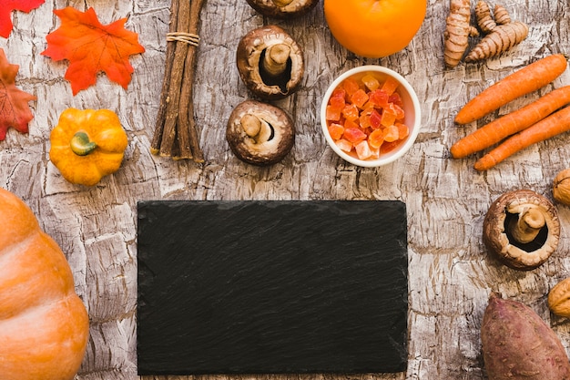 Tablero acostado cerca de la comida de otoño